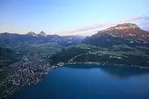 Brunnen SZ und Fronalpstock (rechts) sowie Mythen (links)