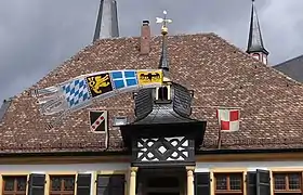 Die Haube wird zu besonderen Anlässen mit Fahnen geschmückt.