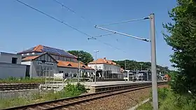 Bahnsteige und früheres Empfangsgebäudeim Juni 2019