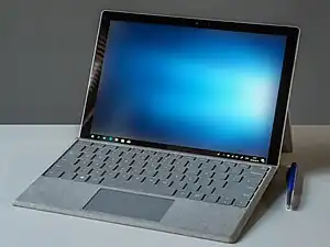 Microsoft Surface Pro 2017 mit Signature Type Cover