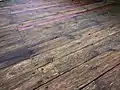 Holzboden einer Terrasse mit Grünbelag