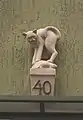 Krausenstraße 40 mit buckelnder Katze auf einer Ratte