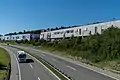 Autobahn und Einkaufszone