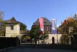 Das Torhaus des Mirbach-Palais in Speyer, sogenannte Auwach-Balustrade; dahinter das Archivgebäude von 1902