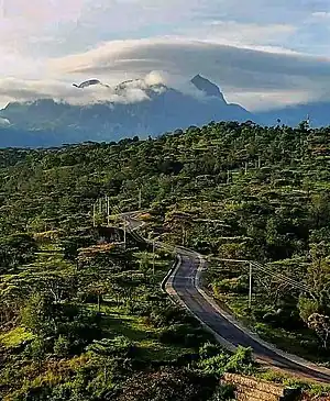Straße in Richtung Abafala, mit dem Matebian-Massiv im Hintergrund