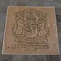Wappen von Hannovers Partnerstadt Bristol, bei Georgstraße 30 in Pflaster eingelassen