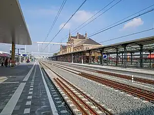 Das Bahnhofsgebäude und die Bahnsteige (2021)