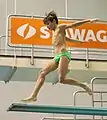 Ein Wasserspringer führt einen Auerbachsprung mit 1 ½ Salto (303 C; Schwierigkeit 2.0; bewertet mit einstimmig 6.5) beim Ulla-Klinger-Cup 2021 aus. Hier: gesprungener Anlauf