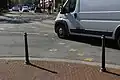 Die Staatsgrenze ist im Dorf mit gelben Kreuzen markiert.