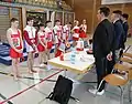 Meldung von Team England beim Kampfgericht vor den Übungen