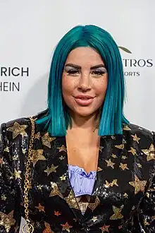 Porträt Kate Merlan mit türkis gefärbtem Haar