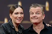 André Dietz mit Shari Dietz vor Sponsorenwand
