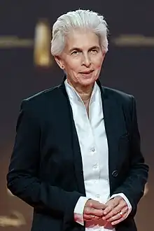 Oberkörperfoto Marie-Agnes Strack-Zimmermann vor einer Sponsorenwand