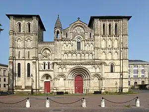 Ste-Croix, Bordeaux, Zwerggalerie (Heiligengalerie über dem Portal) und Blendarkaden