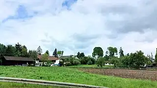 Blick auf Haus von der Staatsstraße aus.