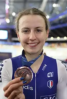 Valentine Fortin mit ihrerEM-Bronzemedaille im Omnium (2024)