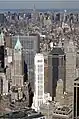 Helles 20 Exchange Place promi­nent in Bildmitte, 60 Wall Street und 70 Pine Street rechts. Empire State Building weit im Hintergrund. (2010)