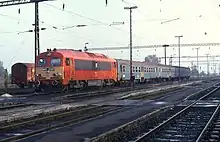 Personenzug von Székesfehérvár im Bahnhof Sárbogárd