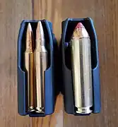 STANAG-Magazin geladen mit Kaliber .450 Bushmaster (rechts)