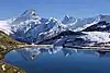 Schreckhorn (links) von Nordwesten, vom unteren Bachalpsee aus gesehen (2017). Im Hintergrund das Finsteraarhorn.