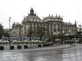 Justizpalast am Westrand des Karlsplatzes