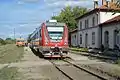 Ein ungarischer Zug (links) und ein serbischer Zug im Grenzbahnhof Horgoš (2013)