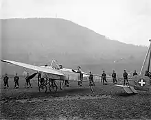 25. April 1913, Oskar Bider landet auf dem Gitterli, Liestal. Fotograf, Arnold Seiler-Rudin. Copyright, Staatsarchiv Basel-Landschaft. https://www.kimweb.ch/sammlungen#999cf841-400e-7e2d-e336-9fa7023f3393 Der Flugpionier Oskar Bider (1891–1919) aus Langenbruck mit seinem Mechaniker Jean-Blaise Saniez (1889–1976) nach der Landung am 25. April 1913 auf dem Gitterli in Liestal. Zwei Tage danach fand der Liestaler Flugtag statt. Hinter der Maschine sperrt das Militär nicht die Landebahn vor unvorsichtigen Zuschauern ab, sondern Oskar Bider war mitten in einer exerzierenden Truppe gelandet. Das Flugzeug ist ein Eindecker von Louis Blériot mit einem Motor von 80 PS, der Anfang April 1913 eingebaut worden war. Bider hat am 13. Juli 1913 als Erster eine Alpenüberquerung geschafft – von Bern nach Mailand über das Jungfraujoch, zugleich mit 3600 m Schweizer Höhenrekord. Das Flugzeug ist ein Eindecker von Louis Blériot mit einem Motor von 80 PS, der Anfang April 1913 eingebaut worden war.