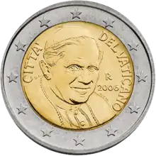 Farbfotografie der Rückseite einer Münze mit dem Porträt des Papstes von 2006. Als Inschrift steht „Citta del Vaticano“.