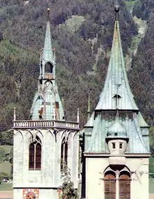 Links der Turm der Pfarrkirche, rechts der Friedhofsturm