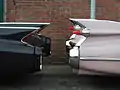 Cadillac Sedan DeVille 1960 (links) und 1959 (rechts)