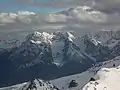 Blick vom Piz Tasna über das Unterengadin hinweg auf den Piz Pisoc (links). Im Vordergrund der Piz Nair 2996 m.