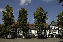 Kirchplatz mit ortsbildprägender Häuserzeile