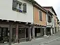 Fachwerkhäuser mit Arkaden in Gondrin