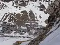 Blick von der Vorderen Hasenfluh auf das gut 800 m tiefer gelegene Zürs