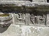 Zwei Engel eine Monstranz in den Händen haltend (rechts) und zwei Gefängniswärter mit Kniebundhosen tragen Jesus davon