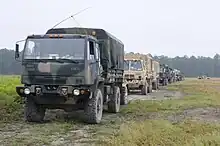 Vorne ein M1078 A1R, dahinter ein Oshkosh M1083 A1P2