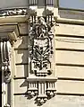 Ziertriglyphen und -guttae an einer historistischen Fassade