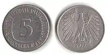 5-D-Mark-Münze von 1975 bis 2001 (Vorderseite links, Rückseite rechts)