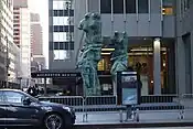 Venus von Milo Skulpturen von Jim Dine vor dem Gebäude