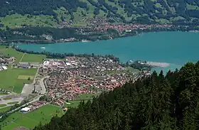 Bönigen (im Vordergrund)