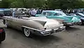 Cadillac Eldorado Biarritz (links, 1958) und Eldorado Seville (rechts, 1957)