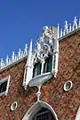 Das neugotische Doppelfenster im 2. Obergeschoss