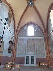 Nordquerhaus, Band­rippen mit Schluss­stein, nied­riger Bogen und ver­mauer­tes Fenster zum Seiten­schiff