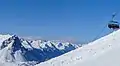 6er Sesselbahn Tscheyeckbahn mit Blick auf den Piz Lad (Dreiländergrenzstein A-I-CH), 2018