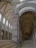 Seitenschiffe mit spitz­bogigen Kreuz­gratgewölben