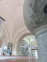 Alter Taufstein (rechts) und Kreuz­grat­gewölbe im Erd­geschoss des Turms