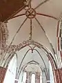 Vierung und Chor mit goti­schen Rippen­gewöl­ben, Apsis mit romanischer Halbkuppel