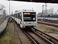 Modernisierter Zug bei der Einfahrt in die Station Kőbánya-Kispest
