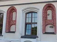 Freigelegte Backsteinblenden in der nördlichen Längsseite