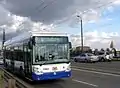 Riga: trotz bereits vorhandener Oberleitung bleibt dieser Wagen noch bis zur nächsten Haltestelle abgedrahtet, um am Oberleitungs­beginn keinen zusätzlichen Halt einlegen zu müssen